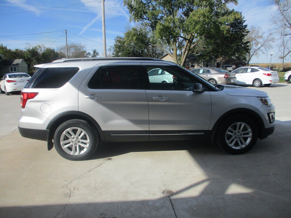 Used 2017 Ford Explorer XLT w/ Equipment Group 202A FWD image 17