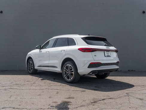 Used 2025 Audi Q5 Premium w/ Convenience Package AWD/4WD image 4
