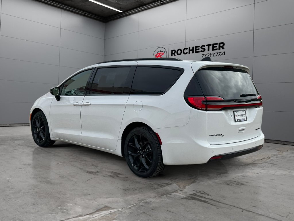 Used 2025 Chrysler Pacifica Limited FWD image 3
