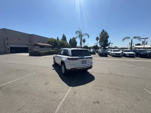 Used 2024 Jeep Grand Cherokee Limited image 16