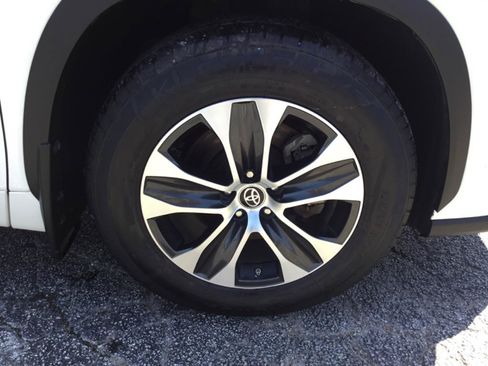 Used 2020 Toyota Highlander XLE FWD image 11