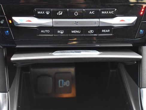 Used 2023 Ford Explorer Limited image 12