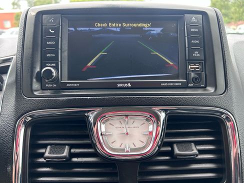 Used 2016 Chrysler Town & Country Limited Platinum FWD image 27