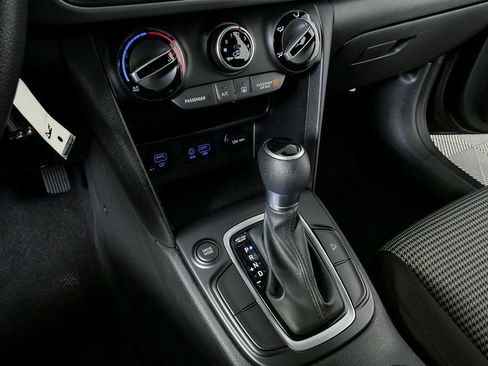 Used 2019 Hyundai Kona SE w/ Cargo Package image 16