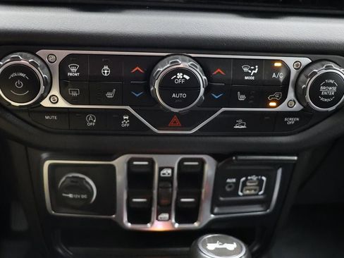 Used 2024 Jeep Wrangler Sahara image 23