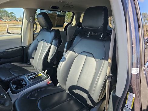 Used 2023 Chrysler Pacifica Touring-L image 20