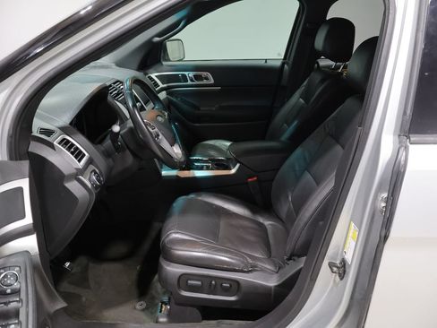 Used 2015 Ford Explorer XLT w/ Equipment Group 202A FWD image 9
