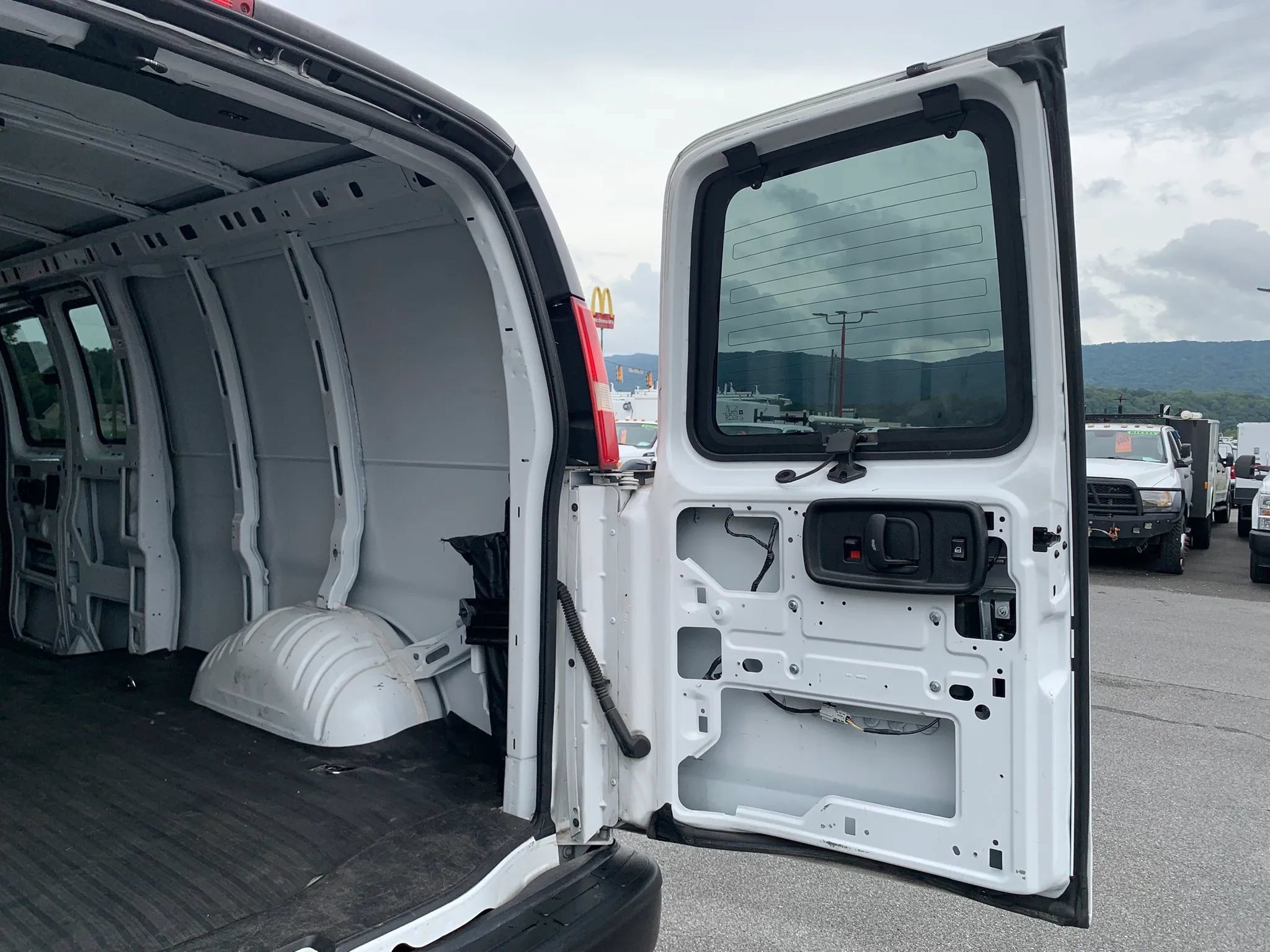 Used 2018 Chevrolet Express 3500 Extended w/ Driver Convenience Package RWD image 30