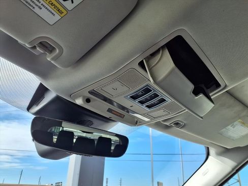 Used 2018 Land Rover Discovery HSE image 15