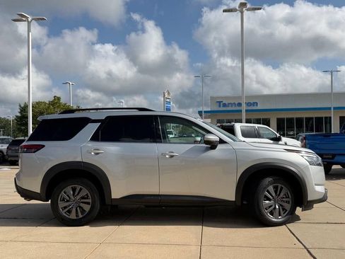 Used 2025 Nissan Pathfinder SV FWD image 5