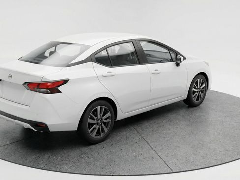 Used 2025 Nissan Versa SV image 9