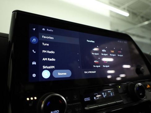 Certified 2023 Toyota Highlander XLE image 16