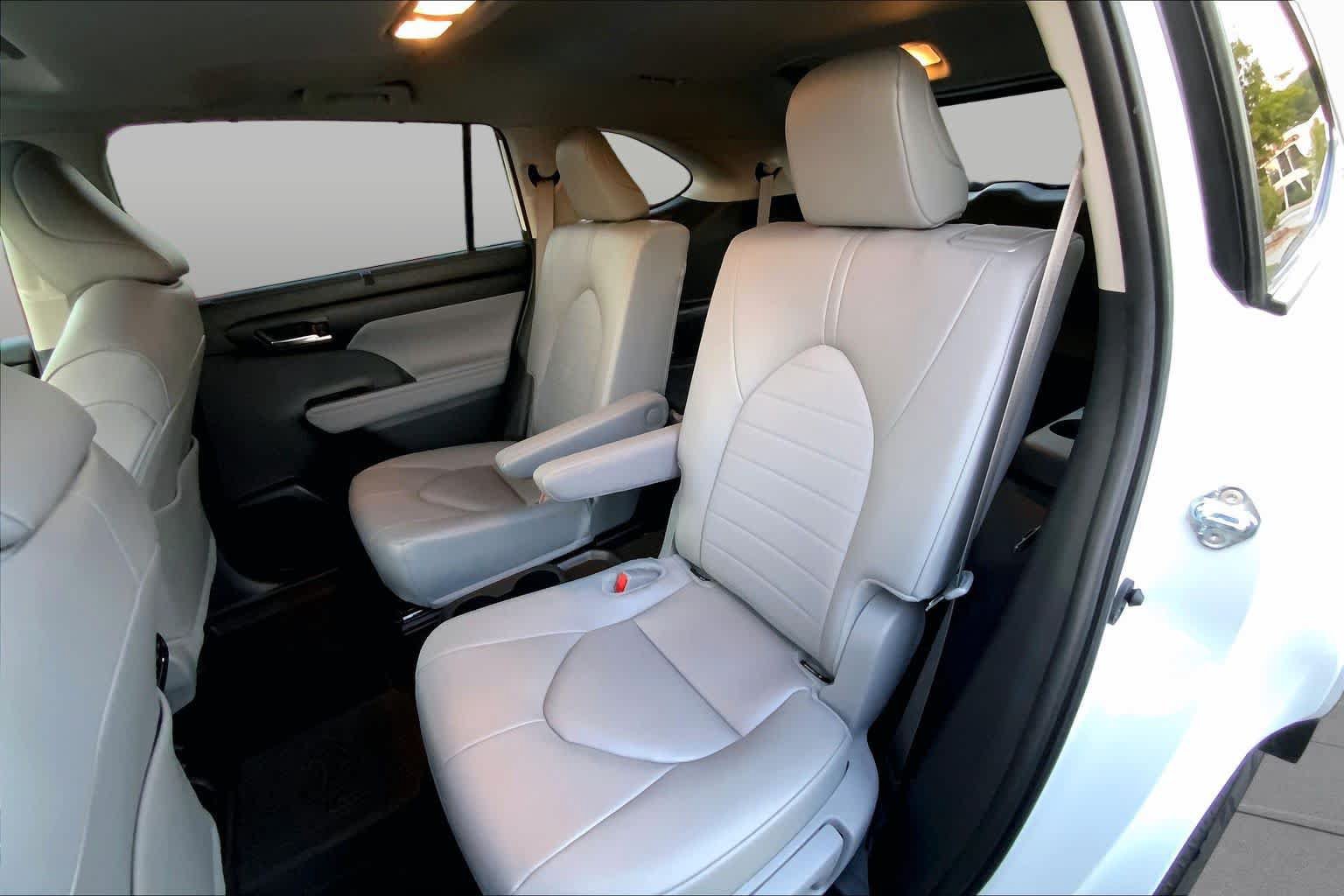 Used 2025 Toyota Highlander XLE AWD/4WD image 18