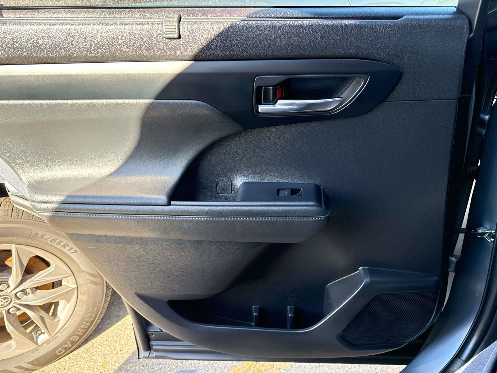 Used 2022 Toyota Highlander XLE AWD/4WD image 18