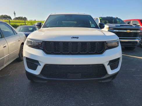 Used 2024 Jeep Grand Cherokee Altitude RWD image 2