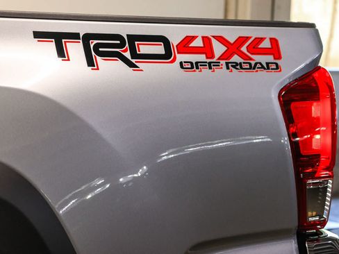 Used 2017 Toyota Tacoma TRD Off-Road AWD/4WD image 12