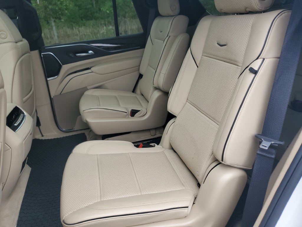 Used 2024 Cadillac Escalade Premium Luxury AWD/4WD image 34