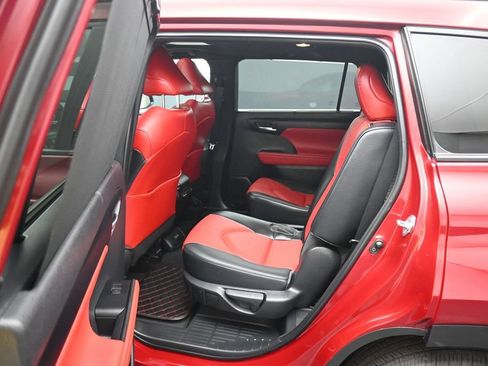 Used 2023 Toyota Highlander XSE FWD image 37