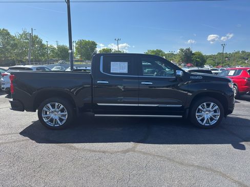 Used 2025 Chevrolet Silverado 1500 High Country AWD/4WD image 2