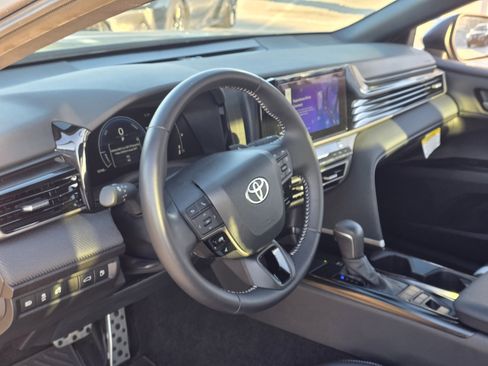 Used 2025 Toyota Camry SE w/ Convenience Package image 10