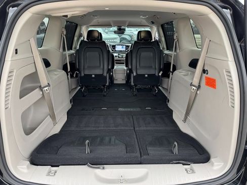 Used 2024 Chrysler Pacifica Touring-L image 19