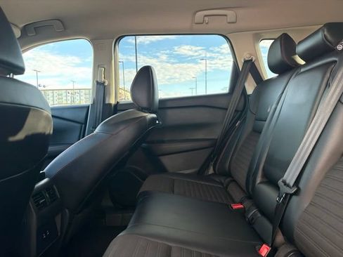 Used 2025 Nissan Rogue SV AWD/4WD image 19