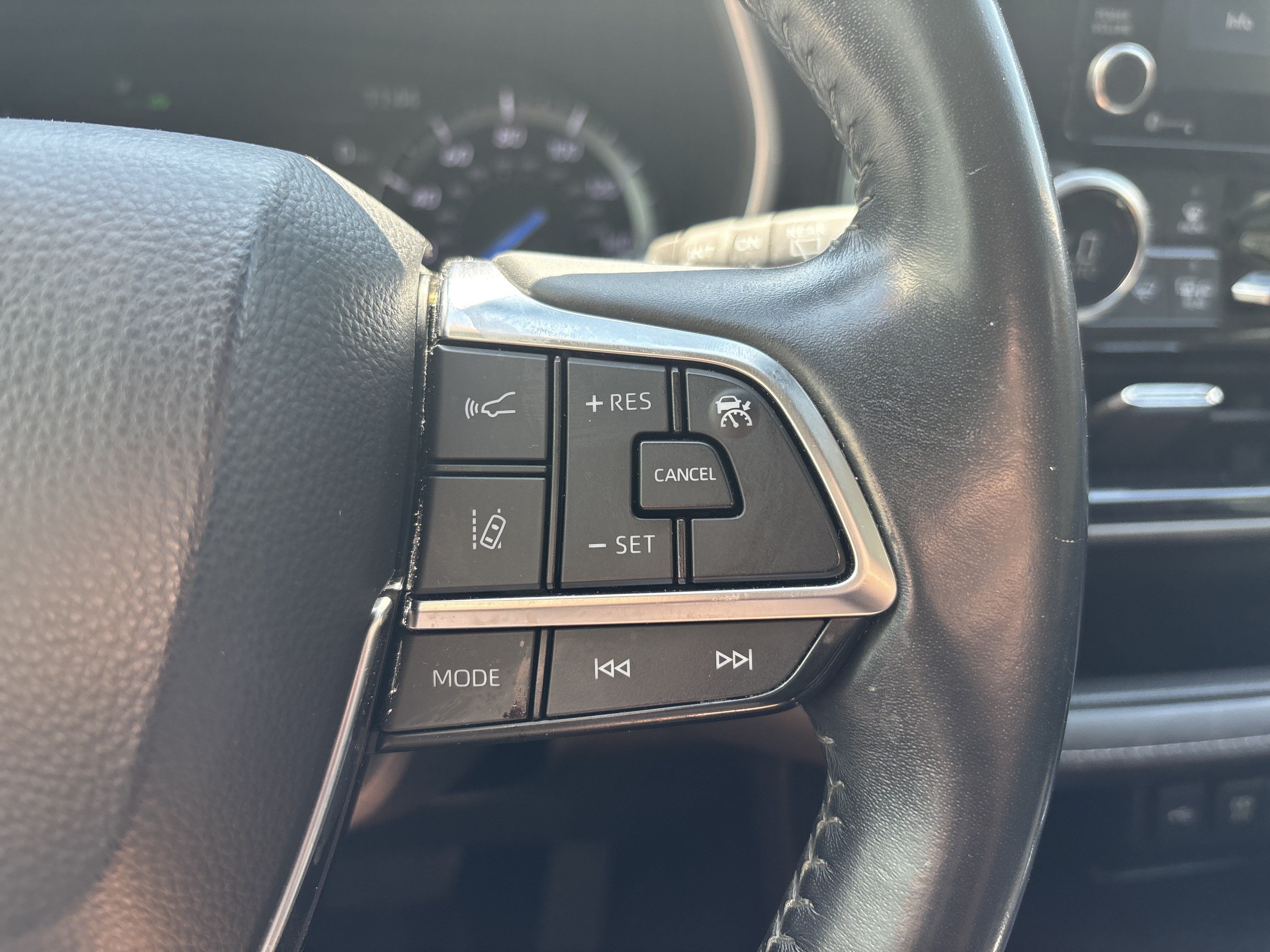 Used 2020 Toyota Highlander XLE AWD/4WD image 18