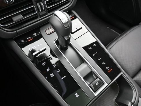 Certified 2025 Porsche Macan AWD/4WD image 22
