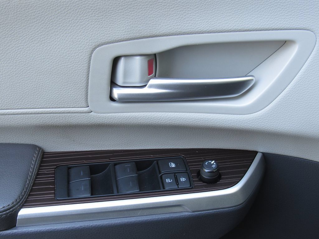 Certified 2024 Toyota Sienna XLE FWD image 38