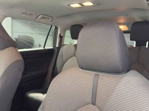 Used 2020 Toyota Highlander LE FWD image 23