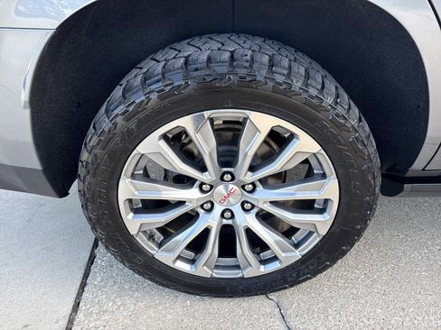 Used 2021 GMC Yukon Denali w/ Denali Premium Package image 6