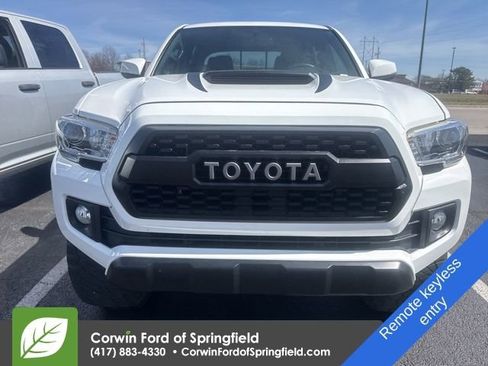 Used 2017 Toyota Tacoma TRD Sport image 2
