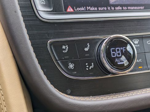 Used 2018 Bentley Bentayga image 34