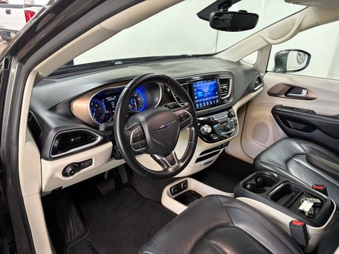 Used 2017 Chrysler Pacifica Touring-L FWD image 26