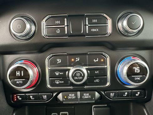 Used 2024 GMC Yukon XL SLT image 29