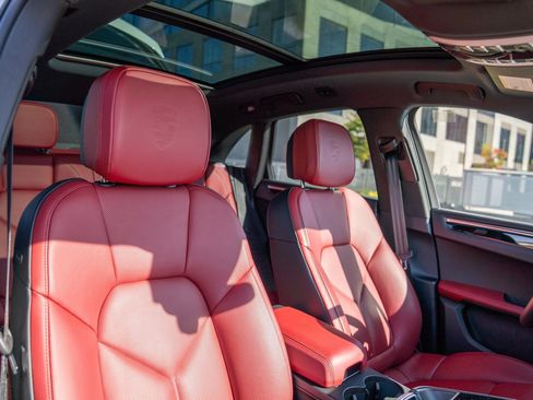 Certified 2026 Porsche Macan AWD/4WD image 27