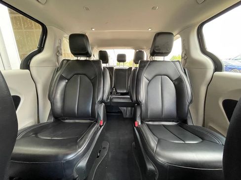 Used 2023 Chrysler Pacifica Touring-L FWD image 31