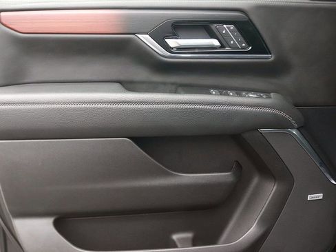 Used 2025 GMC Yukon Denali AWD/4WD image 12