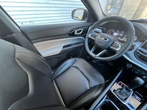 Used 2025 Jeep Compass Limited image 34