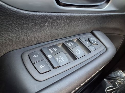 Used 2026 Chrysler Pacifica Limited FWD image 20
