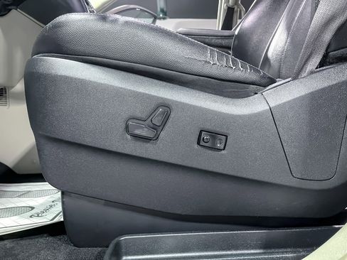 Used 2014 Chrysler Town & Country Touring image 19