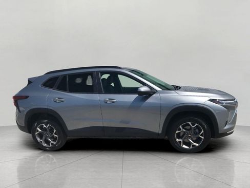 Used 2025 Chevrolet Trax LT FWD image 36