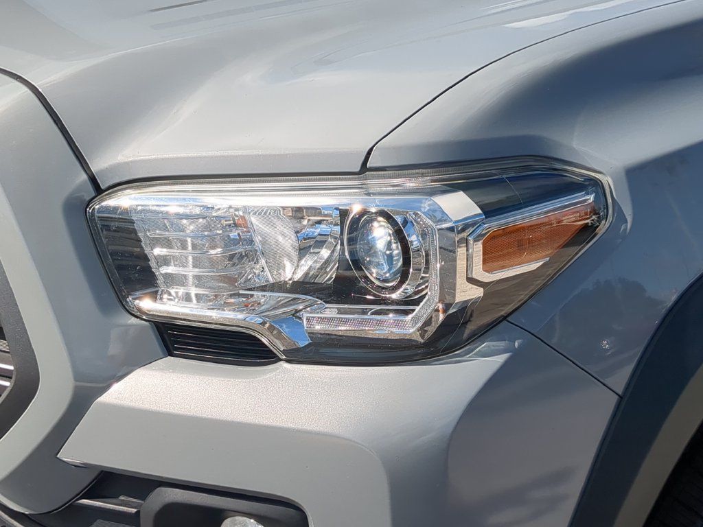 Used 2020 Toyota Tacoma TRD Off-Road w/ TRD Premium Off Road Package AWD/4WD image 7