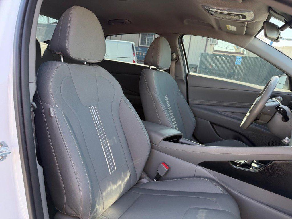 Used 2022 Hyundai Elantra SEL w/ Convenience Package FWD image 22