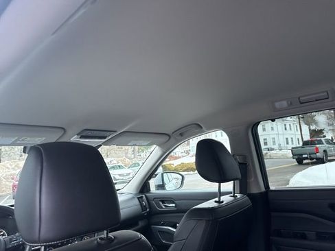 Used 2025 Nissan Pathfinder SL image 13