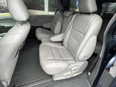 Used 2017 Toyota Sienna XLE image 25