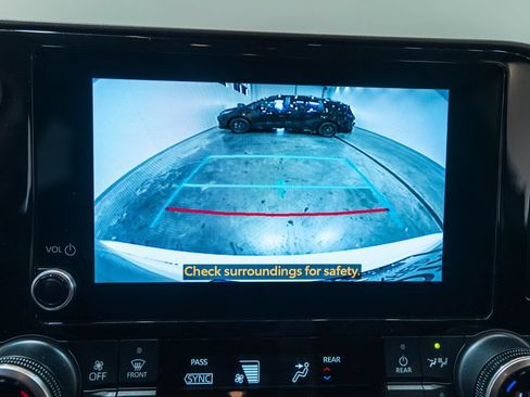 Used 2023 Toyota Highlander LE AWD/4WD image 29