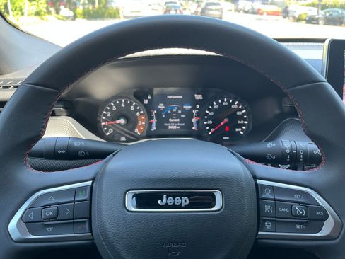 Used 2025 Jeep Compass Trailhawk AWD/4WD image 27