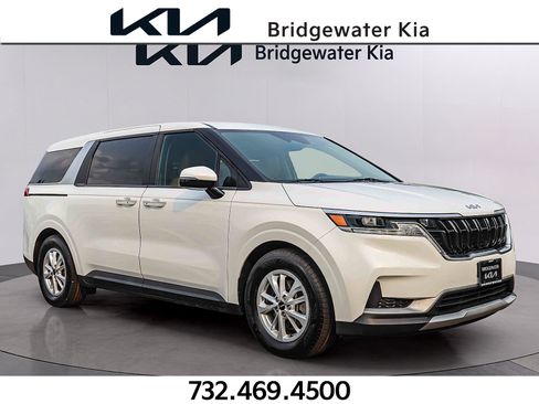 Used 2024 Kia Carnival LX FWD image 1
