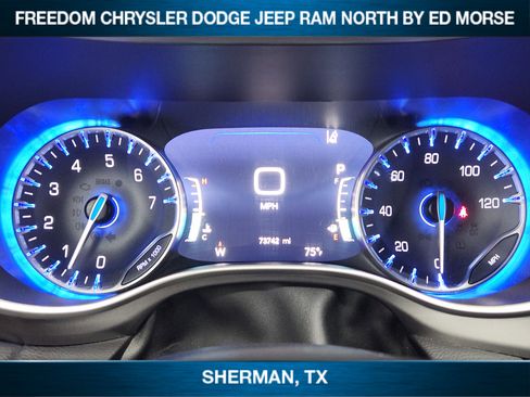 Used 2023 Chrysler Pacifica Touring-L FWD image 11